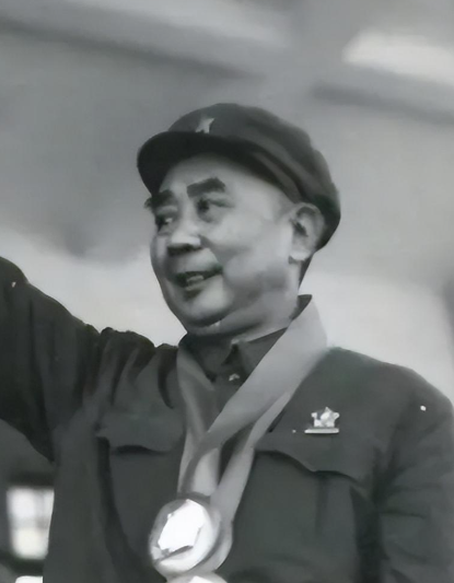 1970年，王自正持枪冲进了军区政委的卧室，政委连忙呼叫警卫员，谁知，2个警卫员