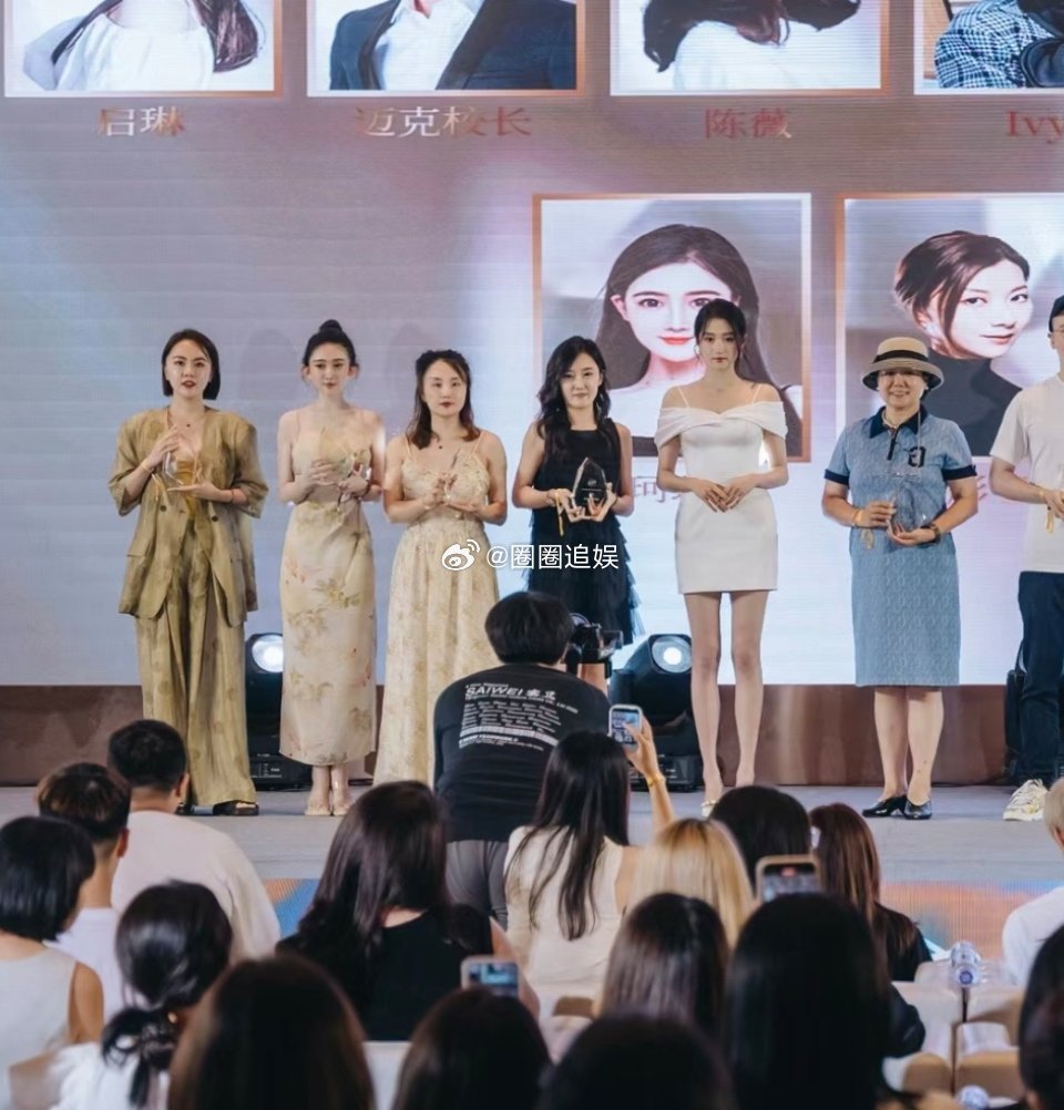 明星跟素人差距太大了，关晓彤成了焦点所在。