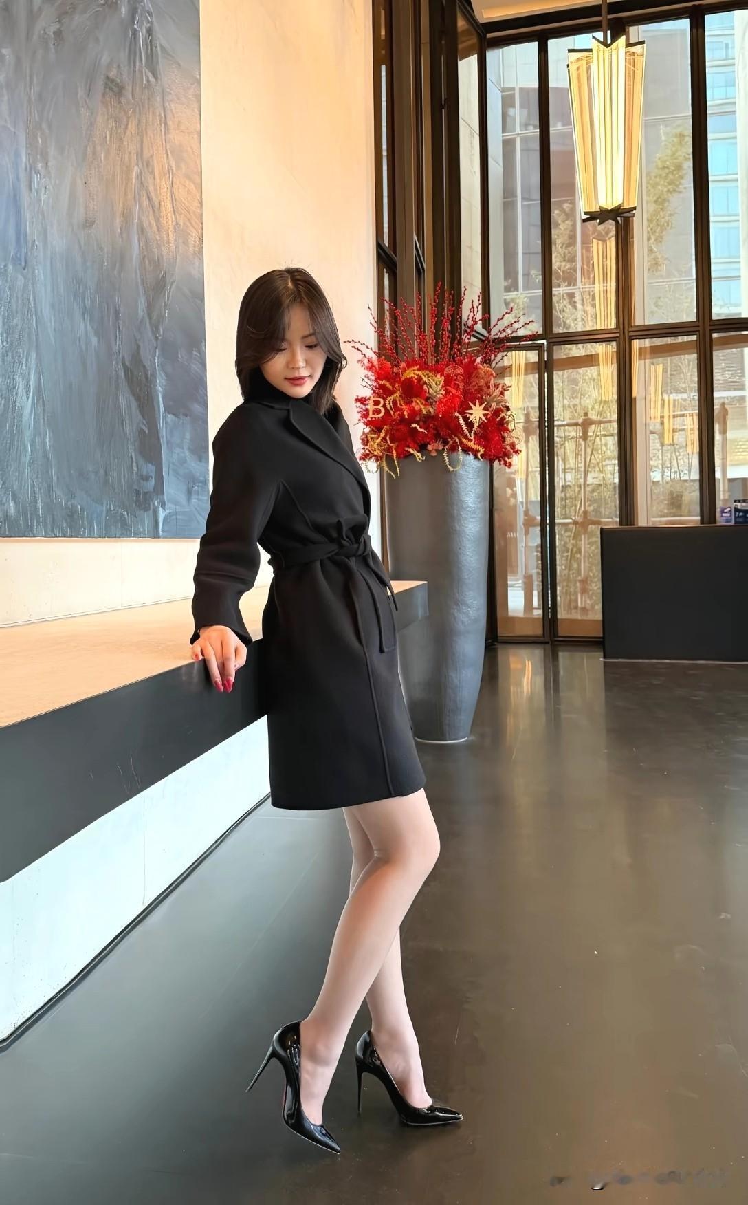 优雅黑裙，都市风范，尽显时尚魅力