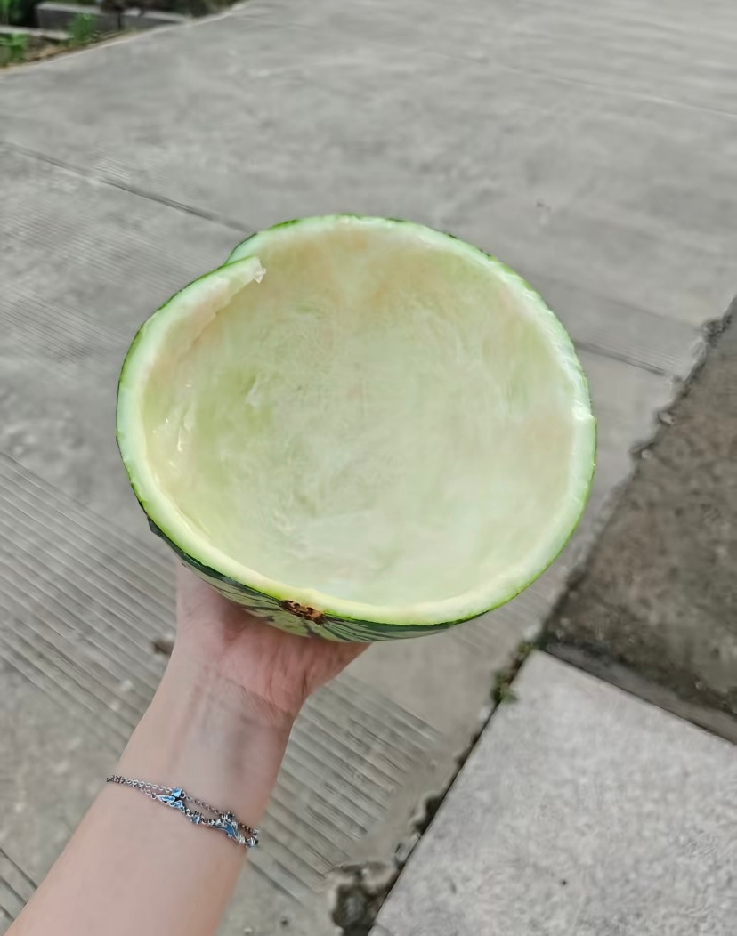 小时候我外婆卖西瓜，一分钱一斤，我外婆说卖个屁，不卖了！我们吃西瓜就只吃中间的一