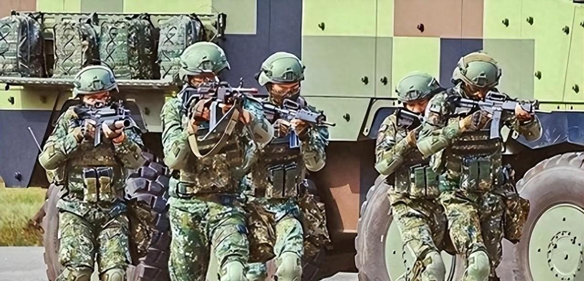 1949年老蒋败退到台湾后，屁股还没坐热，就开始急火急火地布置防御。他把眼光死死