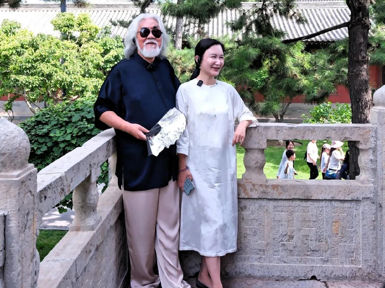 有网友在山西大同偶遇张纪中一家，74岁的老爷子抱着小女儿，这画面太神奇啦！虽然人