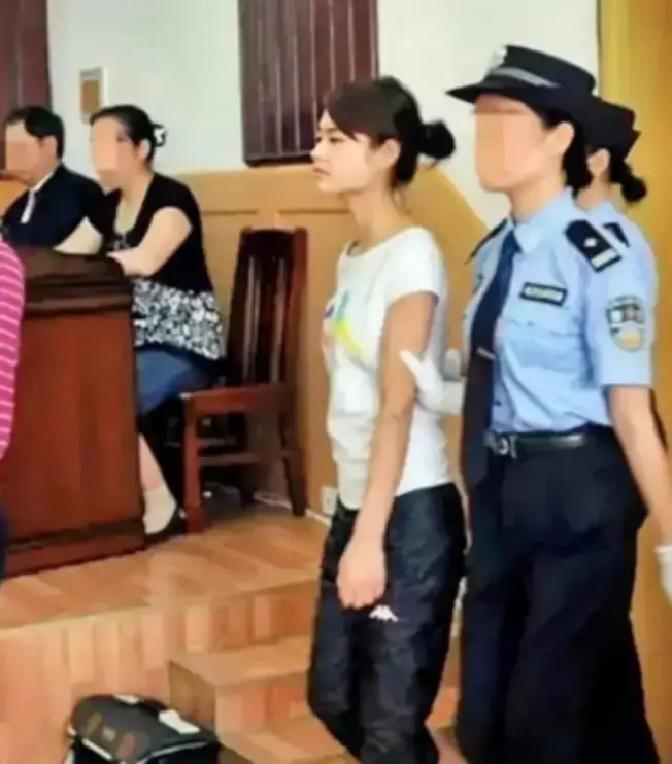 2009年，这是&34;烈女&34;邓玉娇法庭受审的照片，她面容清秀、高挑瘦弱，谁知她竟能反杀几名成