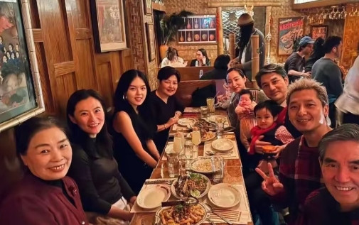 主持人李咏女儿晒端午节与家人聚餐照！哎呀，看到该消息，不禁让人想起李咏曾在舞台上