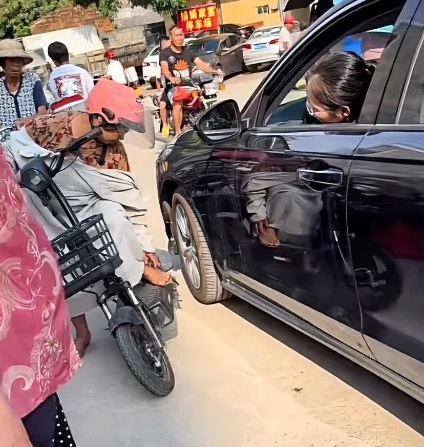 这个女司机太不懂人情世故了，连最基本的车都不下。