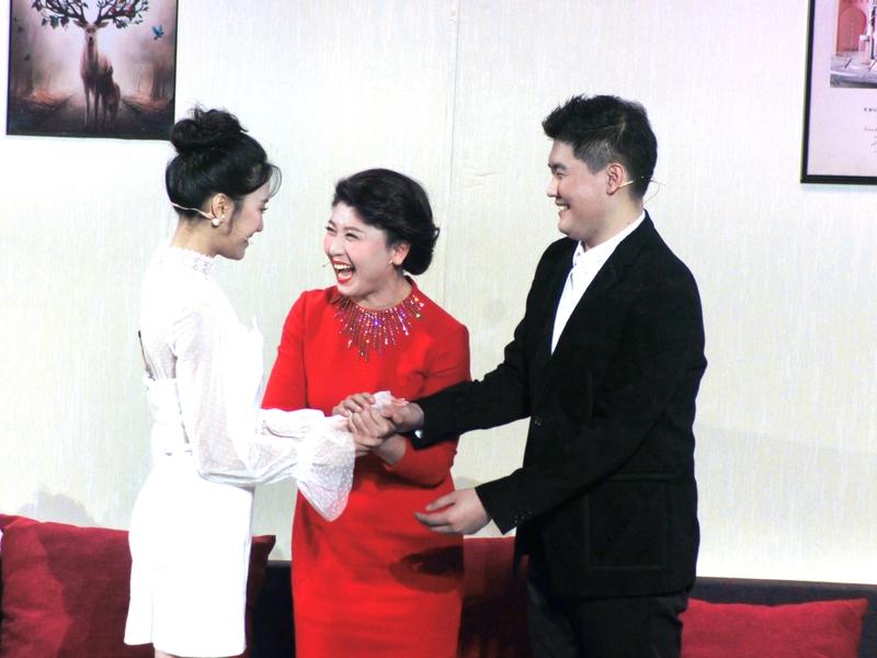 闫学晶这事儿挺复杂。艺术上，她绝对是有两把刷子。13岁进小剧团，戏曲科班出身，拿