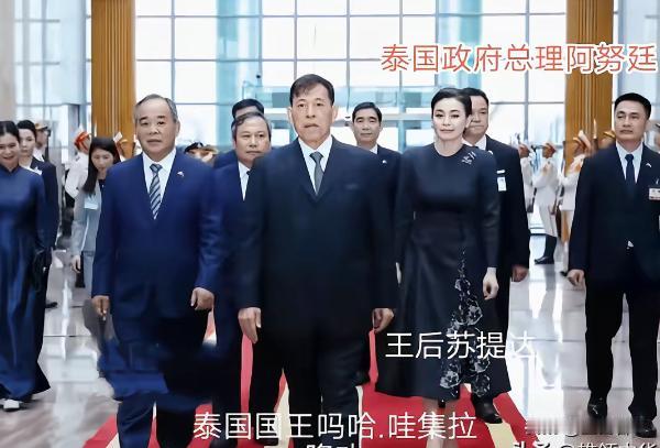 看图识权力！明眼人都能看得出来泰王和泰国总理谁的权力大，这两张图足以说明一切。