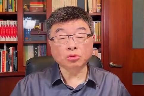 看了名嘴邱毅关于“历史哥”李易修和陈挥文两人节目被停掉的分析，背后的“黑手”就是