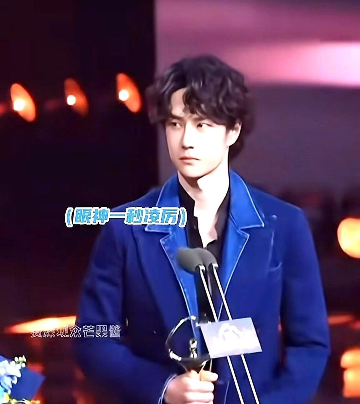 他来了，全场鸦雀无声。一个印度影星，电影爆火，人却站在那儿，像个透明的。没人