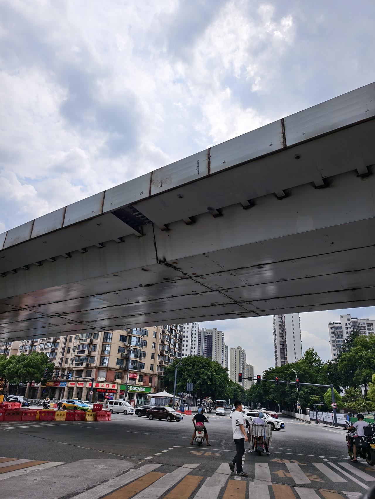 宜昌港窑路立交桥建设已经接近尾声了，原来设计的9个匝道，不知道什么原因没有一次性