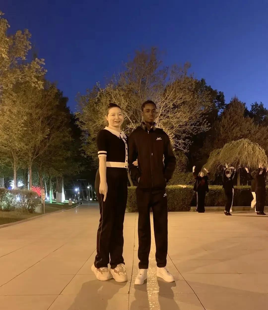 黑人朋友好像不太情愿的样子。
