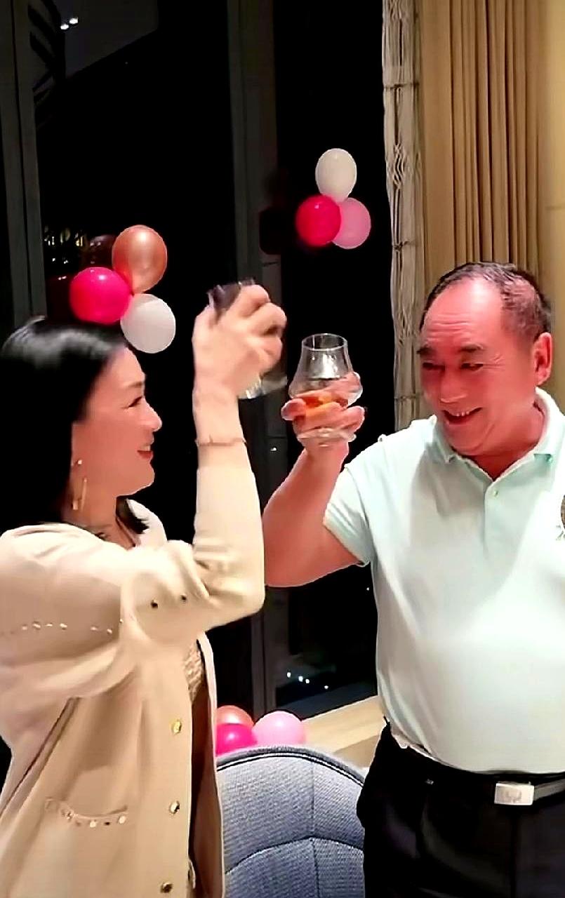 都说婆媳关系难处，可钟丽缇回山东婆家这趟，画风直接变成欢乐家庭喜剧！你看她和张