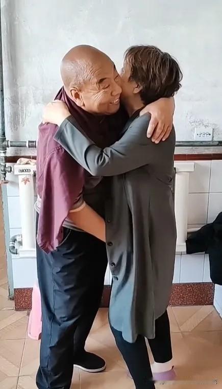 刷到这事儿，心里猛地咯噔一下！妈妈走后才半年，爸爸就带着新老伴，用妈妈