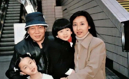 1979年，梁小龙的妻子黎爱莲在自己家楼下散步，被一陌生男子拿硫酸泼了脸，之后便