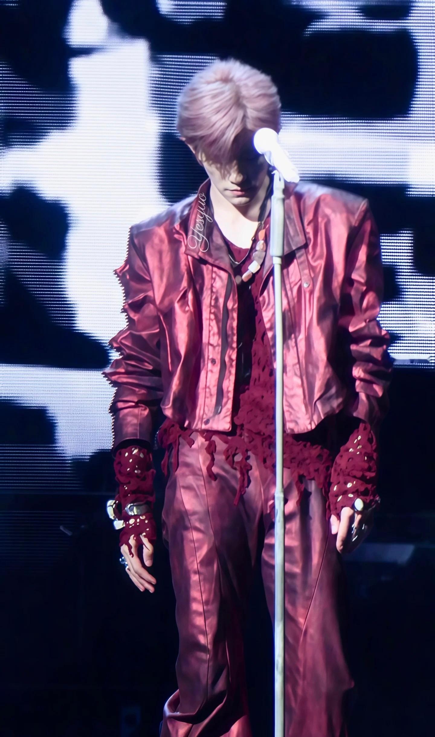 撕开漫画走出来的男人…