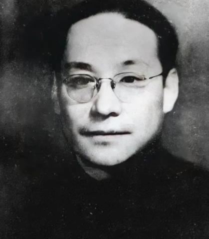 1940年，打入日伪内部的刘人寿，正用日本人的电台给我党发报，谁知这时，几名日军