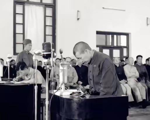 狱中，赵一曼的肚子被灌得鼓了起来，旁边的敌人拍了拍她的肚子，笑着说："再灌点。"