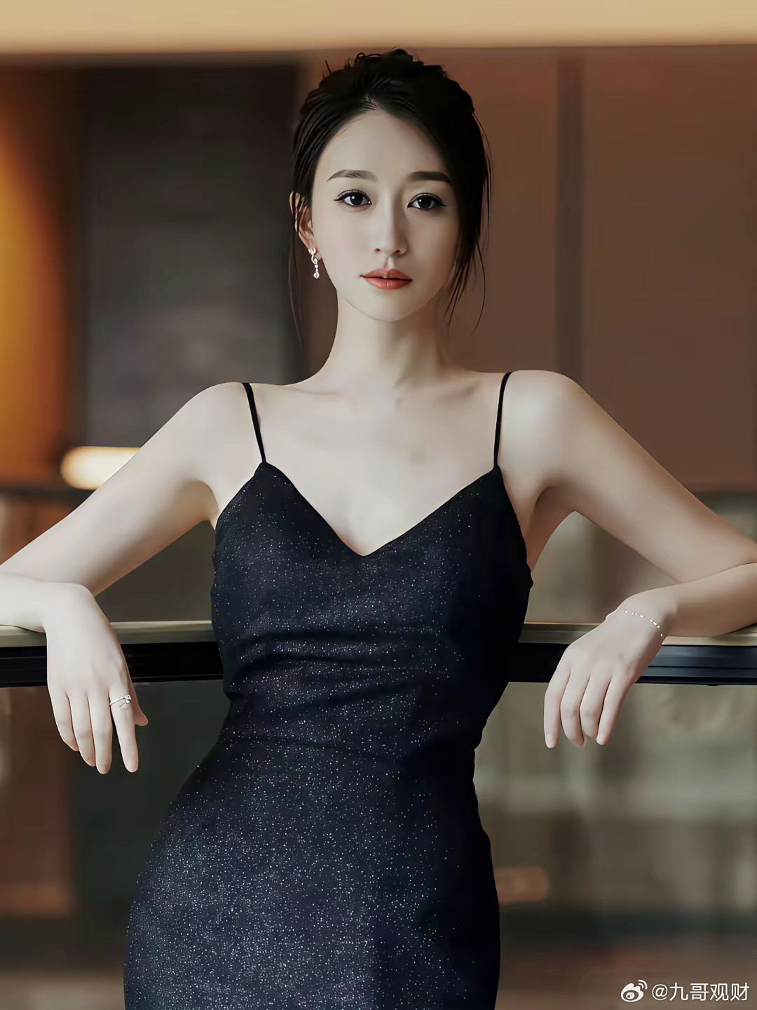 景甜的未来一眼看得到头，李小冉就是她未来的路。以前我是不信面相的，但看了面相上说