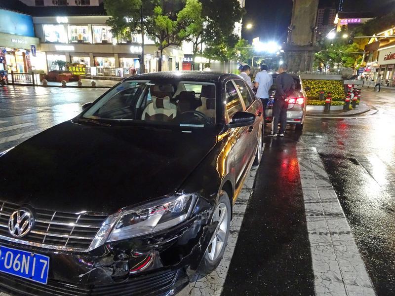 思域和朗逸怎么选，得看个人需求。要是你追求年轻、动力和操控，思域是好选择。它降价