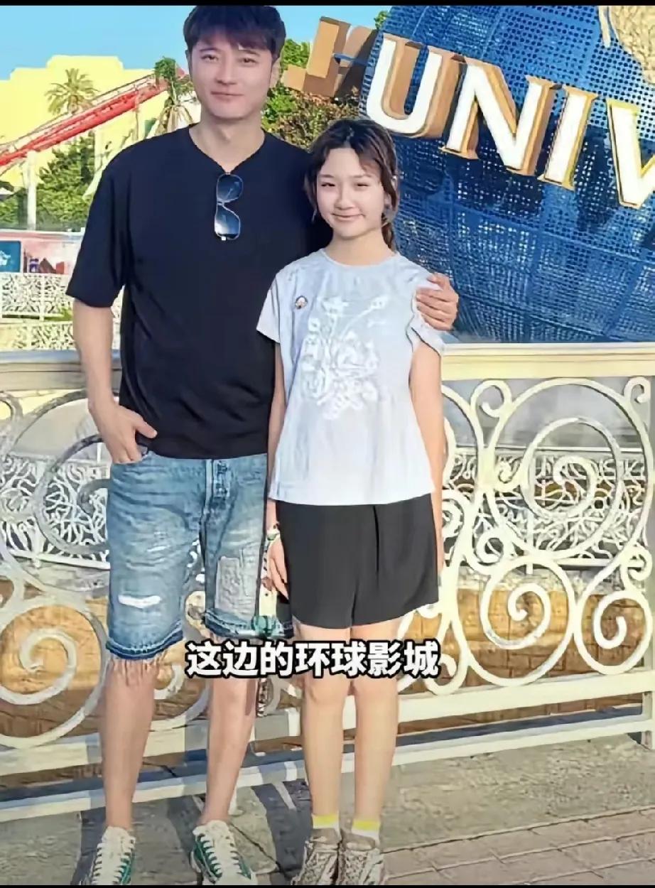 家人们谁懂啊！洪欣和张丹峰的女儿都11岁啦！这小姑娘一露面，大家瞬间被惊艳到，洪