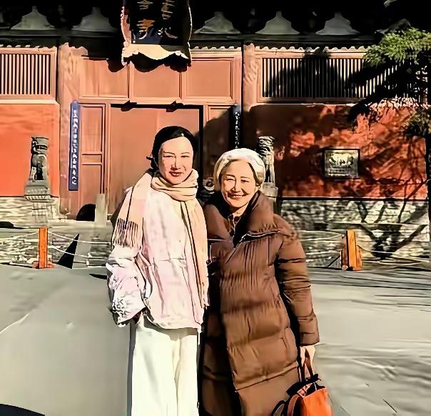 如果是爸爸妈妈带着女儿，那画面真的太温馨了，不得不说同样是银白色的头发，两