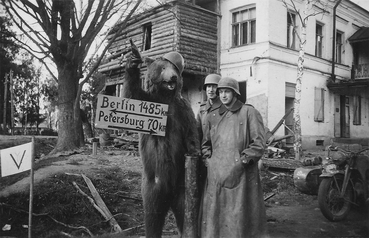 第二次世界大战，东线，在一个路标牌旁边，几名德国国防军的摩托车部队士兵正在休整。