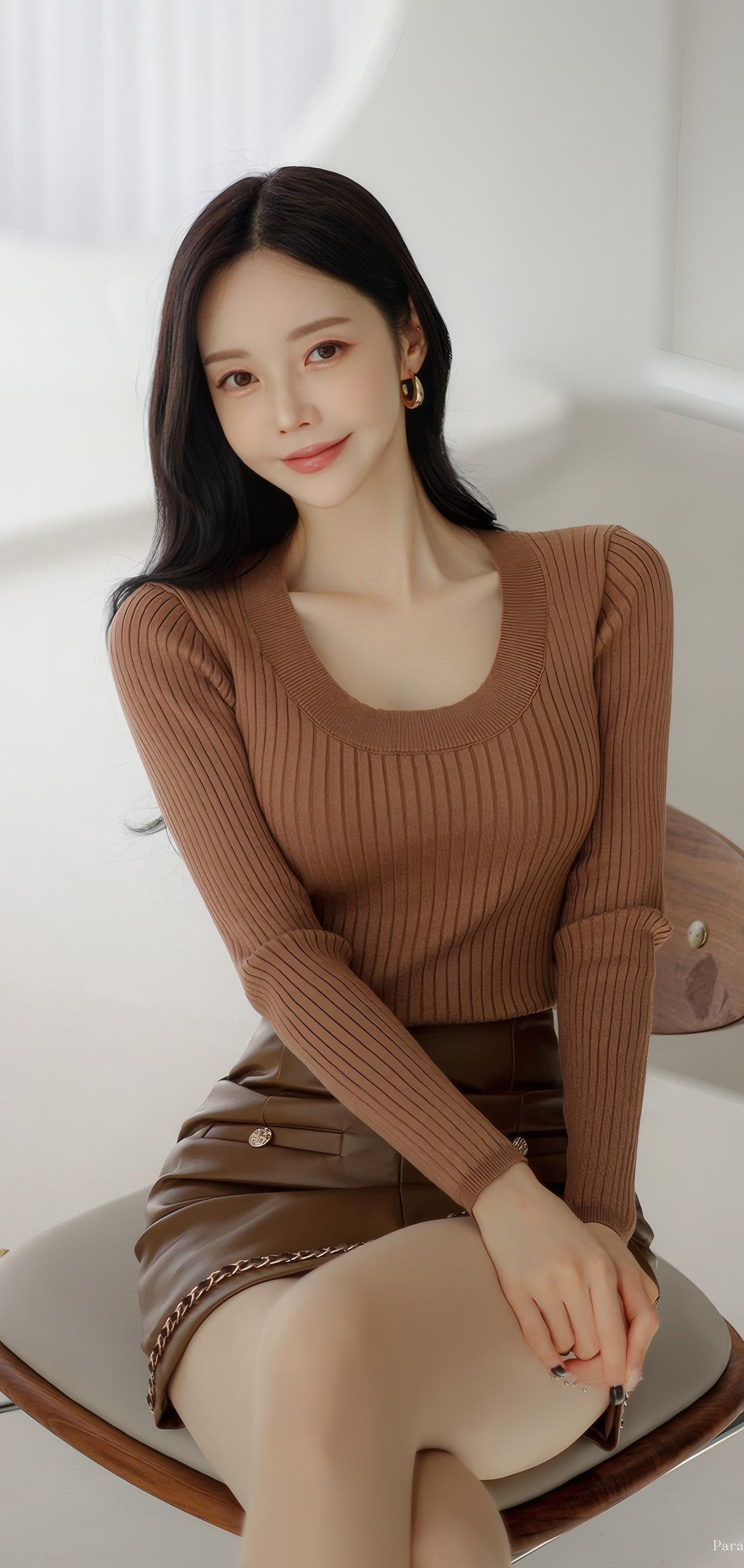 优雅气质穿搭，棕色条纹上衣搭配皮裙，时尚又迷人！👗💄✨