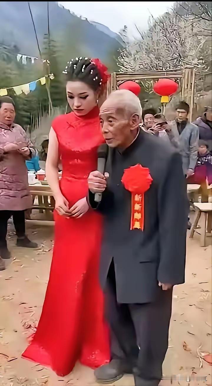 近日，目睹一场婚礼庆典，排场极为宏大，新娘明艳动人，新郎却显老态龙钟。众人见状，
