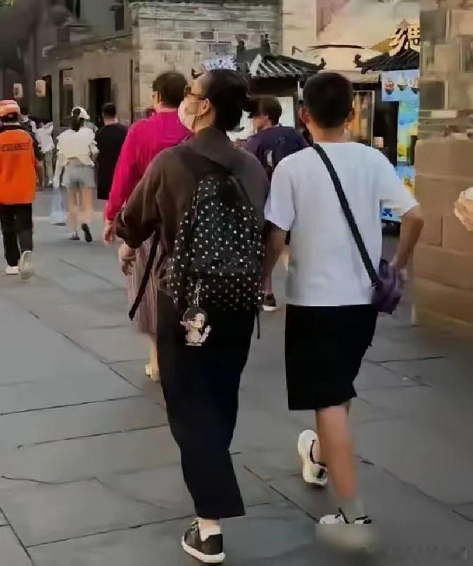 秦海璐这儿子是吃了什么长大的，11岁身高就快追上妈，看着比同龄孩子壮一大圈！有人