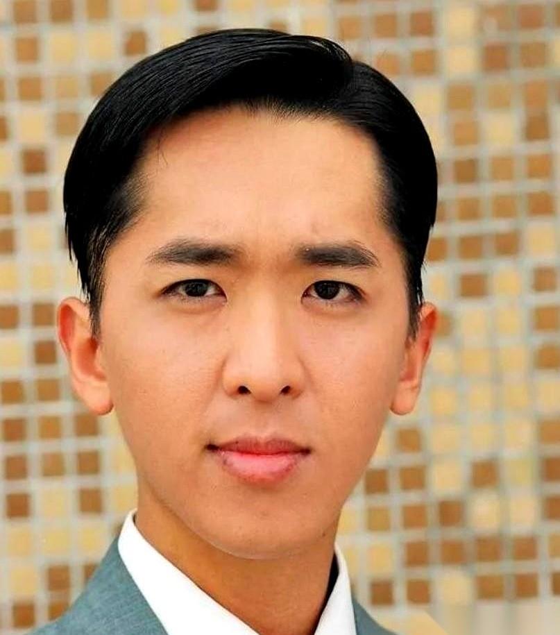 香港富豪邓兆尊，那个有三个女友的男人，最近被“赶”出家门了。不是破产，也不是背