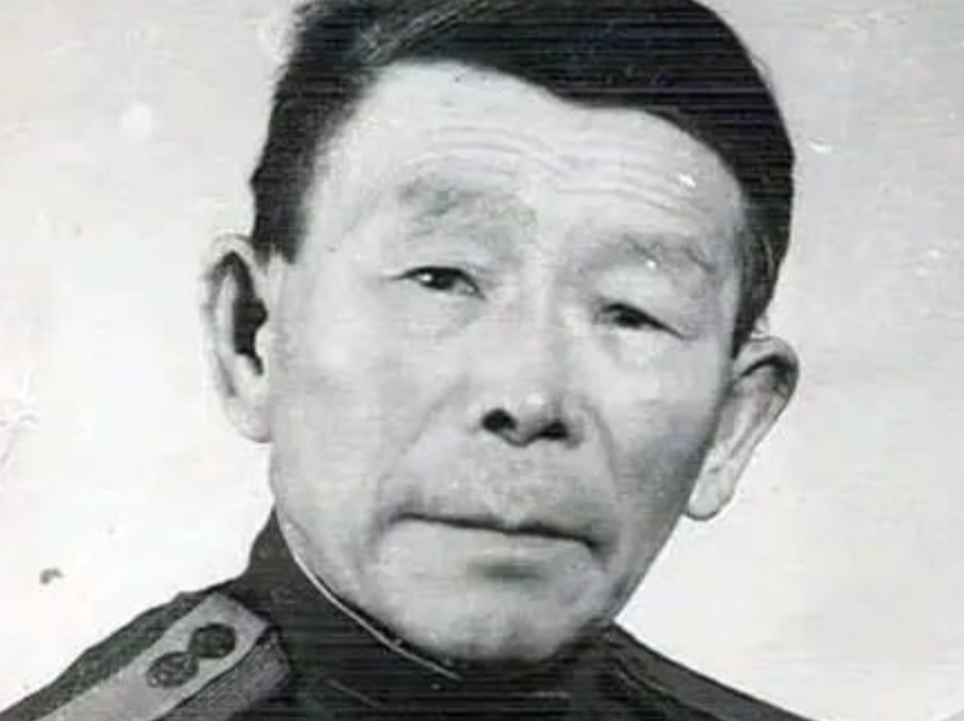 1941年，一个40岁的木匠加入了苏联红军。谁都没想到，这个身材矮小只能帮护士打