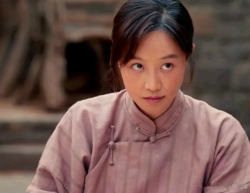 在《生万物》里，银子同意嫁给宁学祥。宁学祥威严端坐，问她所求。银子小声说：“俺要