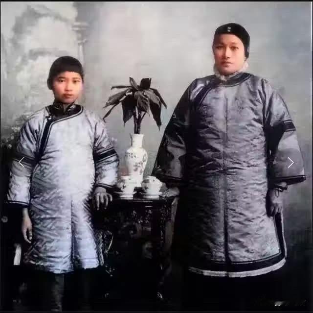 宋庆龄12岁时和母亲的合影，气质高贵优雅。宋庆龄的母亲名叫倪桂珍（1869年
