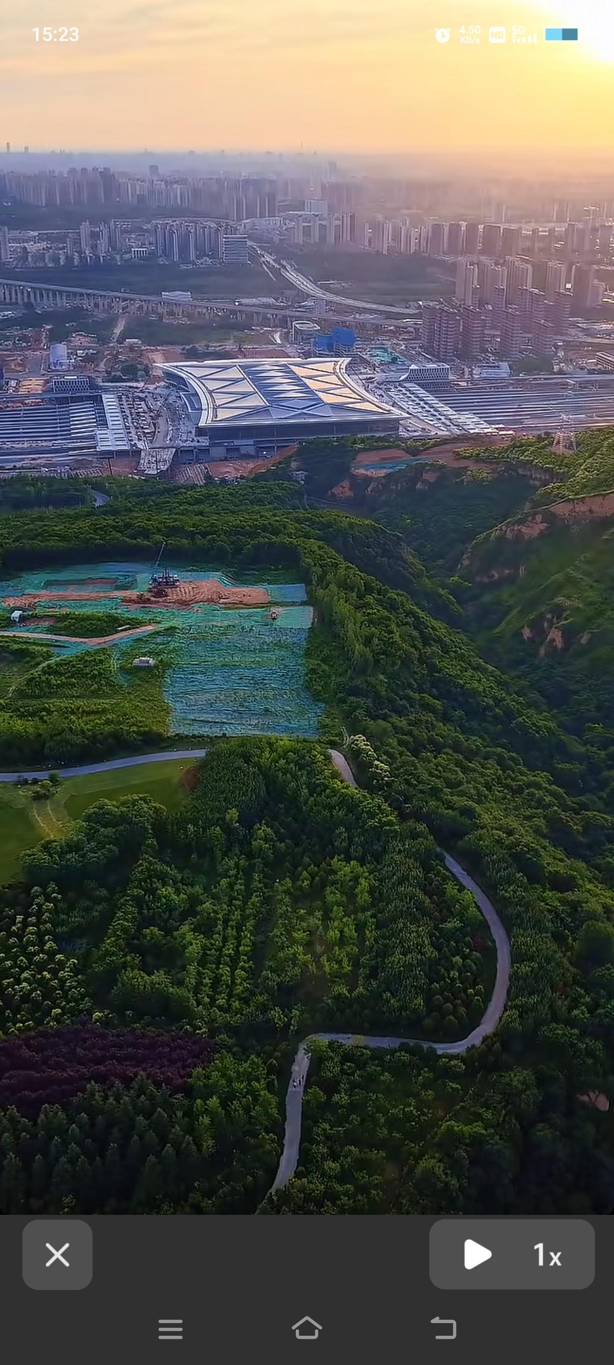 西安东站后方的塬上，东广场大概率是建不成了，网友们都觉得没必要建。那么，大家觉得