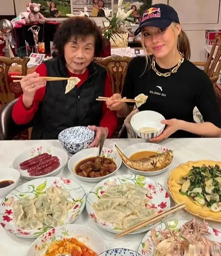 谷爱凌晒照，她带着凉拌黄瓜、西红柿炒鸡蛋，在外野餐！不得不说，她其实就是一个中国