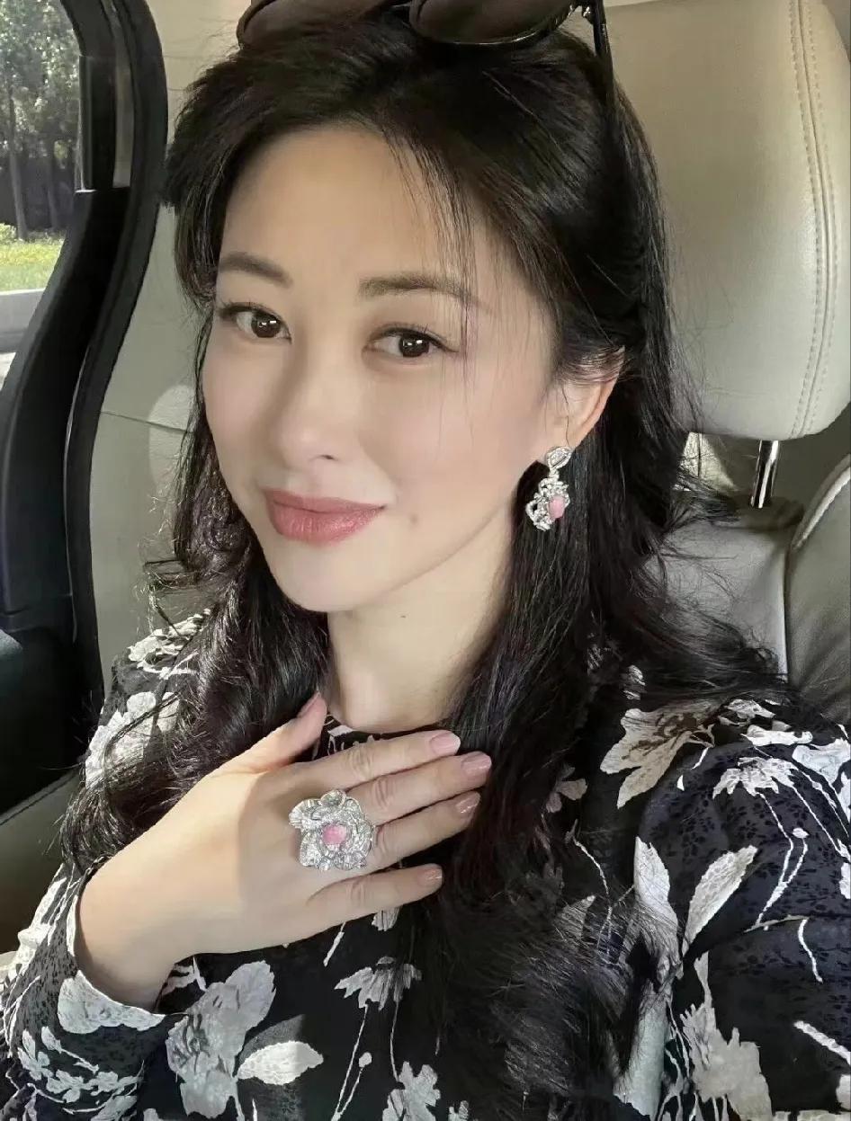 朱珠是来整顿内娱的。在别人宝格丽，路易威登拿着，戴着时，她手上戴着这个银的，和