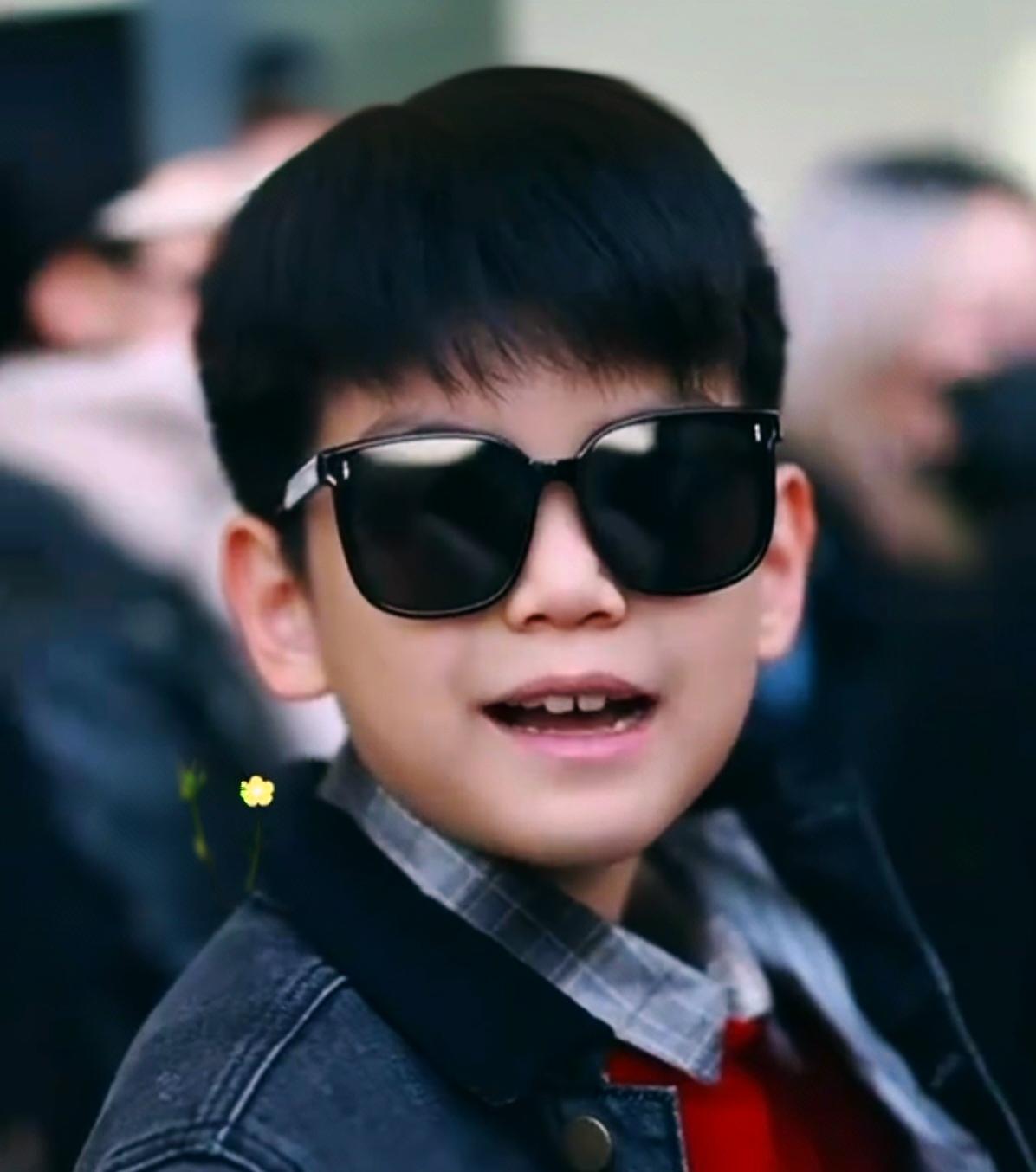 陈妍希带儿子小星星现身！小星星的正脸曝光，和母亲陈妍希长得一模一样！听说