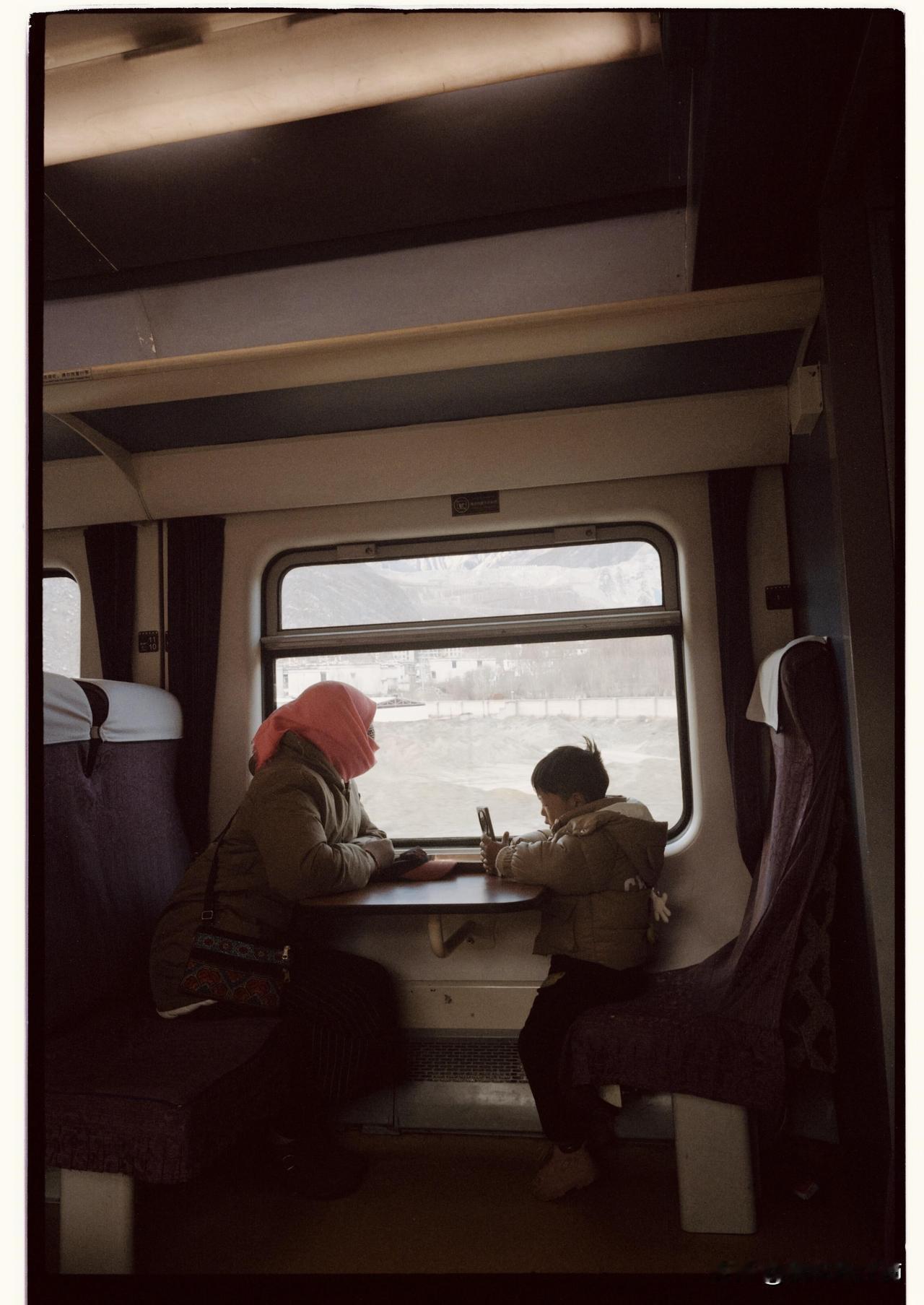 告别拉萨，带着打短期工赚来的几千，我又背着我的家漫无目的的游荡结束小卖部的