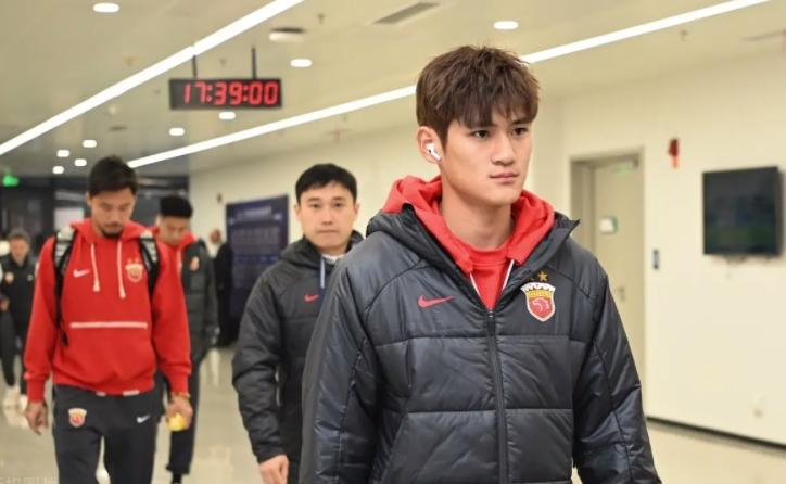他上赛季租借大连英博仅仅一年，就被李国旭直接打通任督二脉，如今成为上港队王牌射手