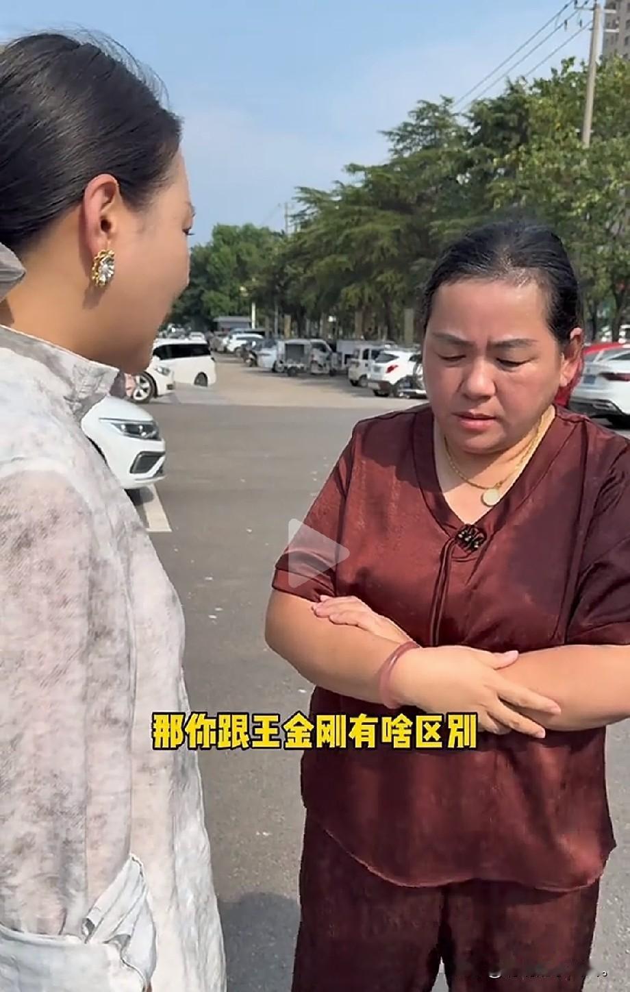 小故事！郭老大他们找到了小喵的住的宾馆。小喵他妈在宾馆外头前挡后挡