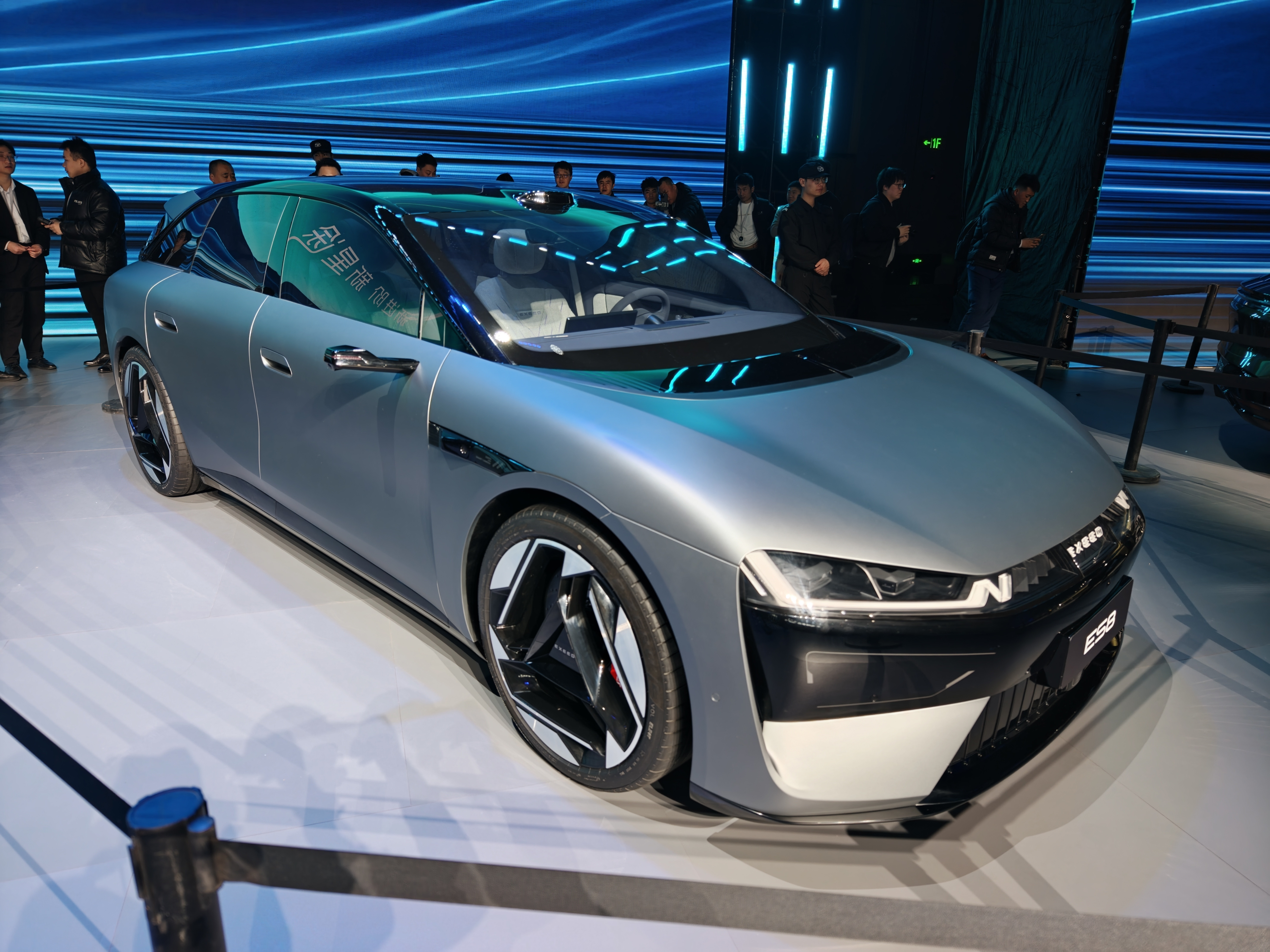 星途es8星途ES8看上去没有532尺寸，产品定义是星际One-Box猎装轿跑