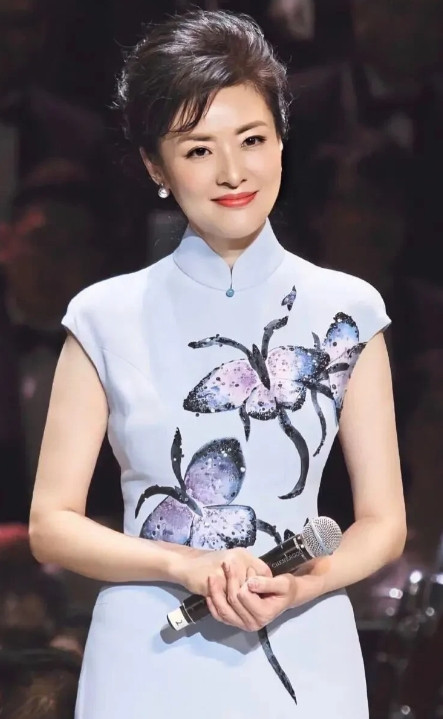 2002年，“央视一姐”周涛和丈夫姚科离婚，她用“痛苦”来形容这一段婚姻。2年后