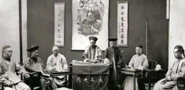 1884年，东北一个土财主翟彪为了霸占田地，残忍打死了农户，结果农户的妻子不哭不