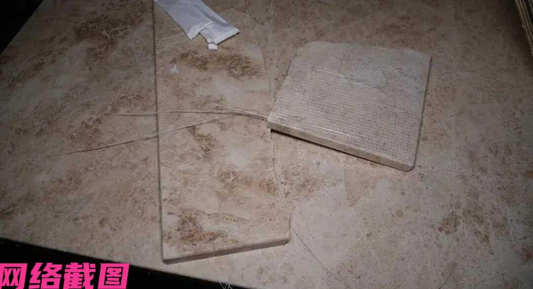 贵阳有女子带着孩子在一家面包餐厅内就餐时，没有想到用餐的餐桌大理石突然断裂，一下