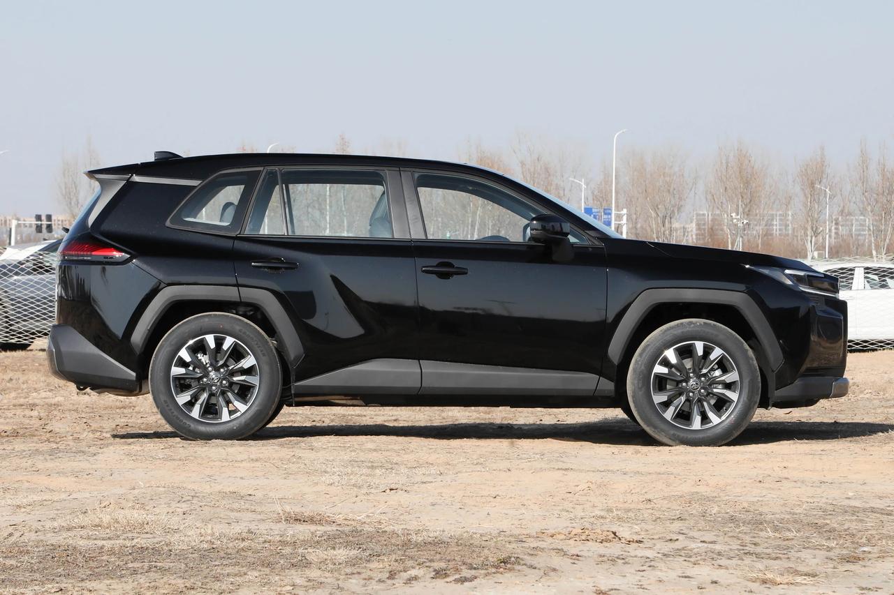 今天去店里面保养的时候看了一下新款的荣放，对于丰田的双擎系统还是有发言权的，