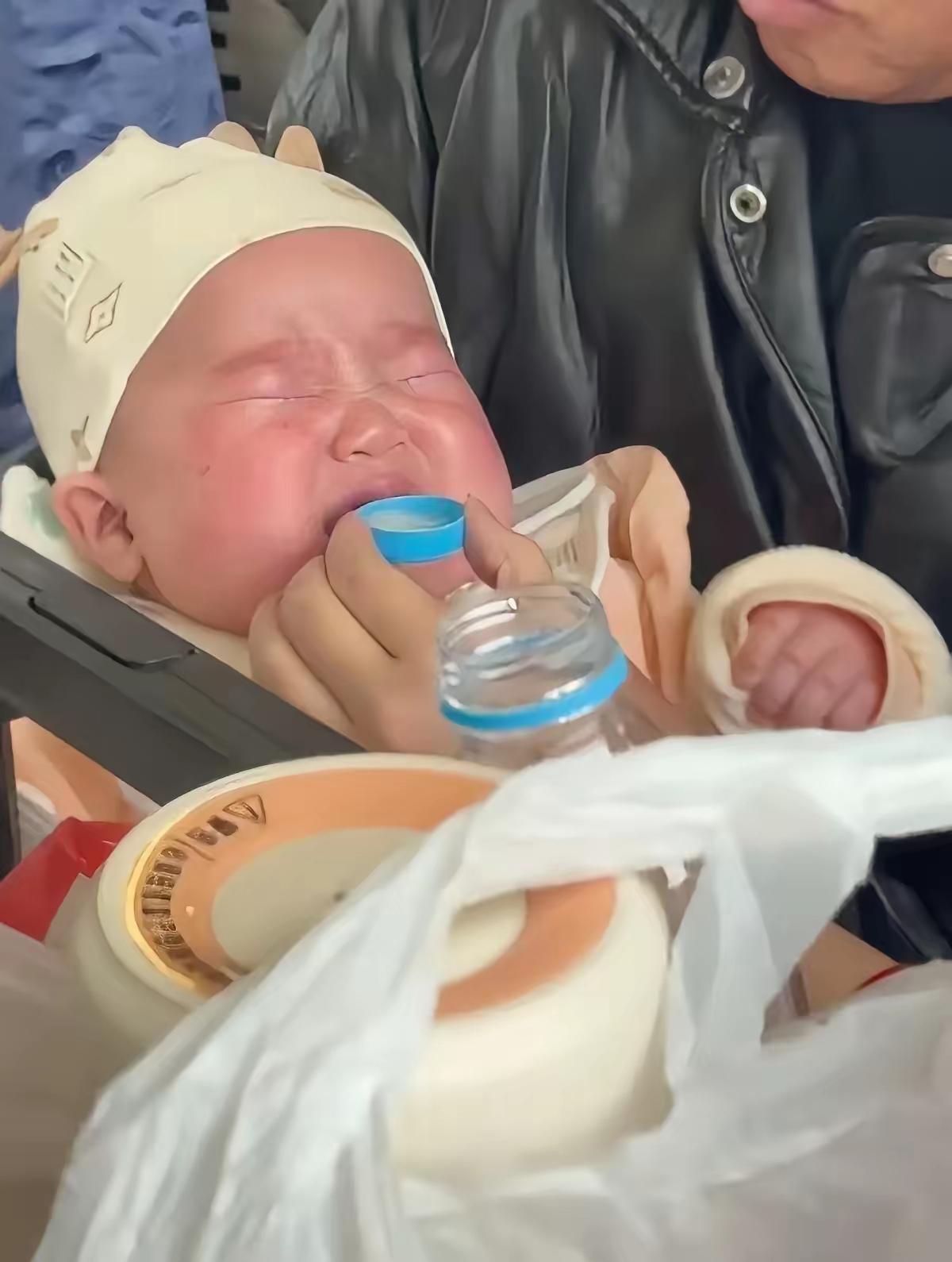 k234火车上，一名宝妈忘带奶瓶了，怀里的婴儿喝不到奶饿得哇哇直哭。宝妈急得都崩