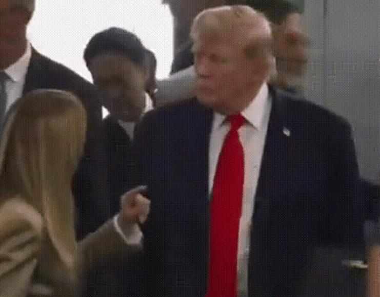 梅洛尼总理也太过分了，从现场视频可以看出，连老练的冯德莱恩都知趣地从特朗普身边走