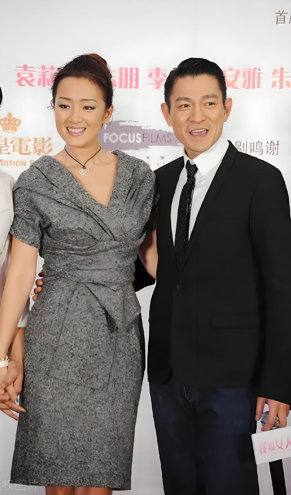 巩俐和刘德华的合影，都60多岁的人了，还那么年轻。