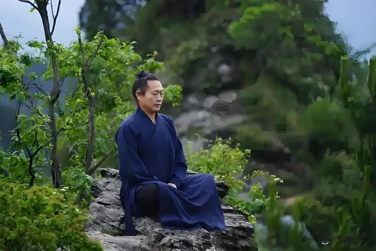 我在一个山村教书时，那里山上有座道观。在假日我常去游玩，结识了一位道士。他教我打