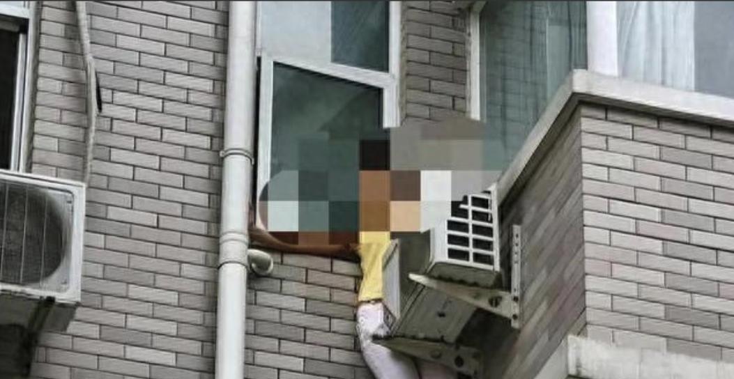湖南一男子爬上了阳台修空调，恰巧看见了对面阳台上正洗澡的女邻居，女邻居大叫“有流